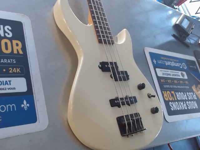 Guitare basse belge avec case