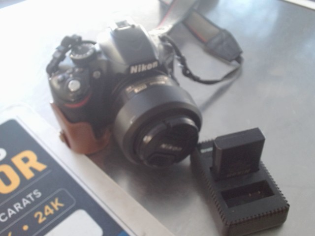 Nikon d3200 avec lens et chargeur
