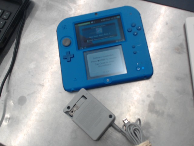 Nintendo 2ds bleue avec chargeur