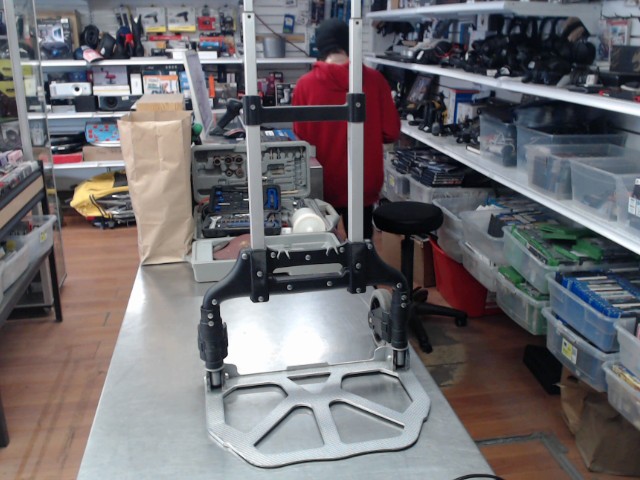 Folging hand truck
