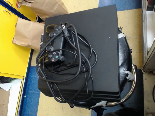 Sony ps4 avec une mannette et fils