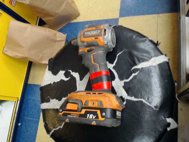 Impact drill with batt deja apporter