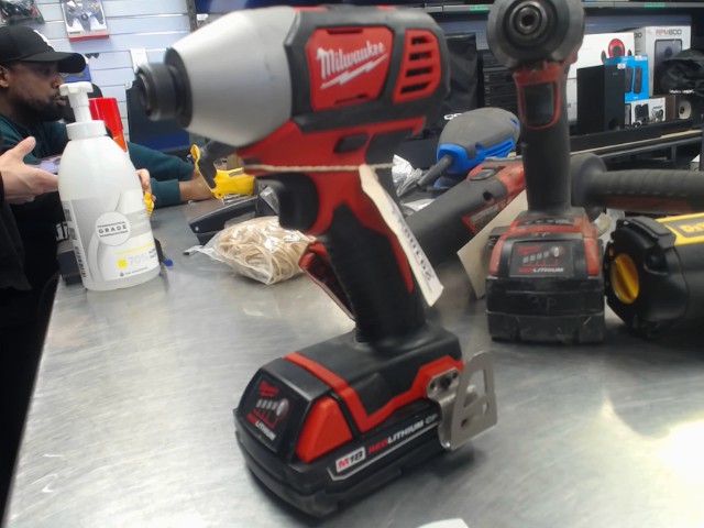 Impact drill comme neuf milwaukee