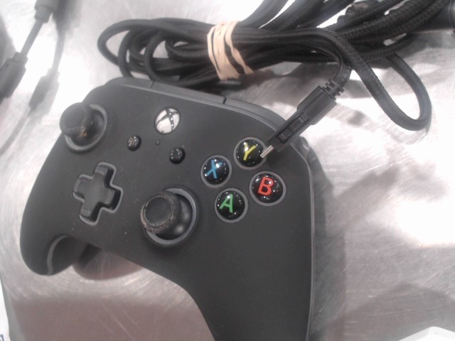 Manette de xbox avec fil noir