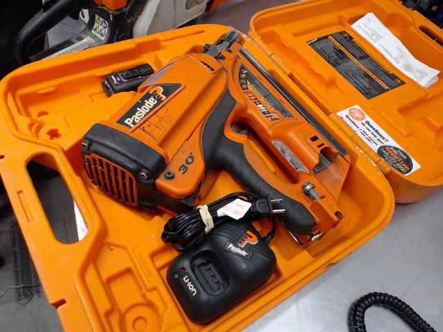 Paslode dans case avec chargeur