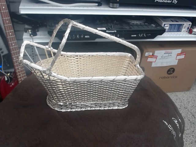 Woven wine basket