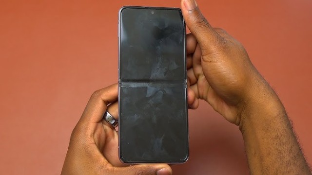 Samsung galaxy z flip4 screen crack