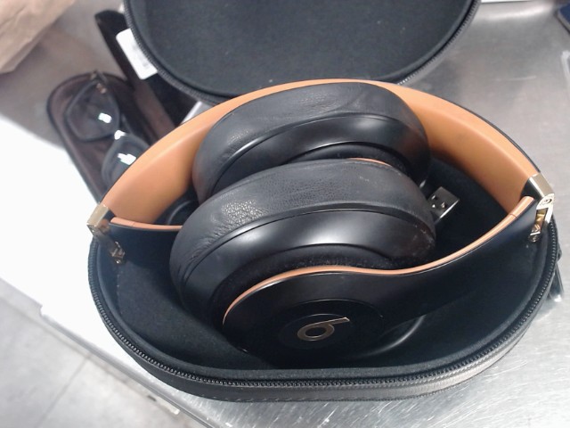 Headphone + case