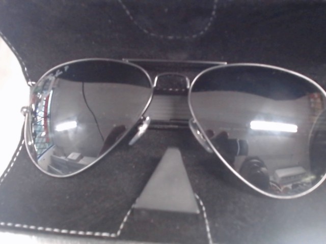 Black rayban aviator
