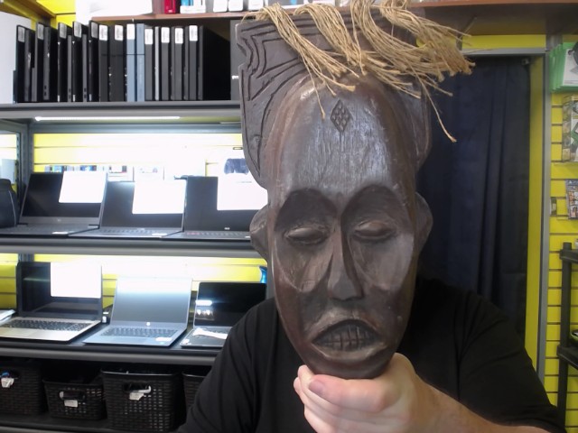 Masque africain brun rotin