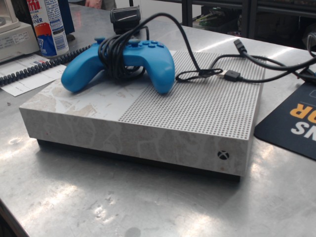 Microsot xbox one s with wired controlle