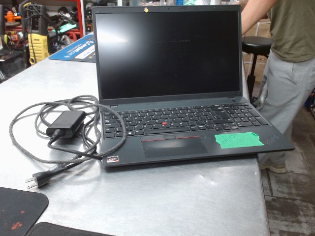Portable thinkpad avec chargeur