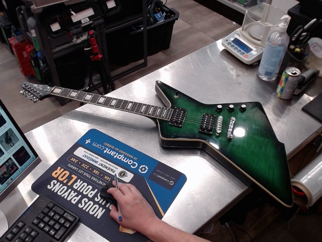 Guitar dos peintur� noir