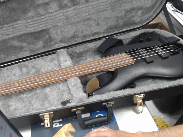 Bass ibanez avec caisse
