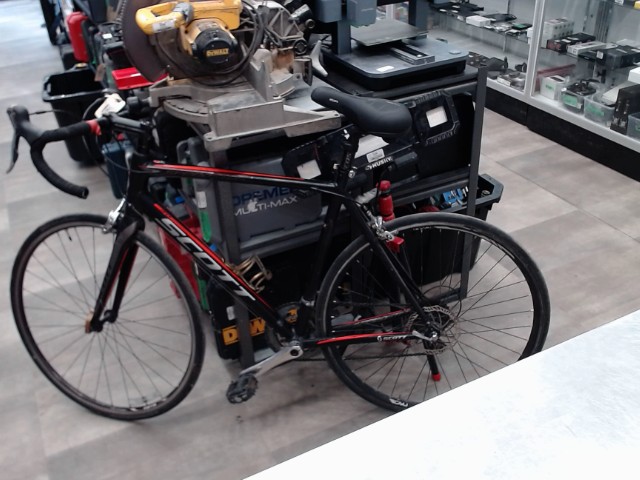 Velo noir et rouge de route