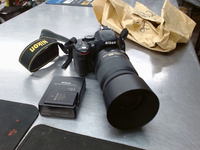 Camera nikon avec chargeur et plus