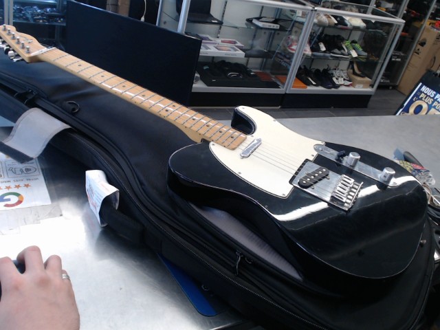 Fender telecaster noir in soft case
