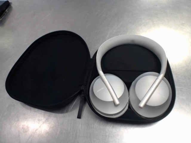 Noise cancelling headset dans case