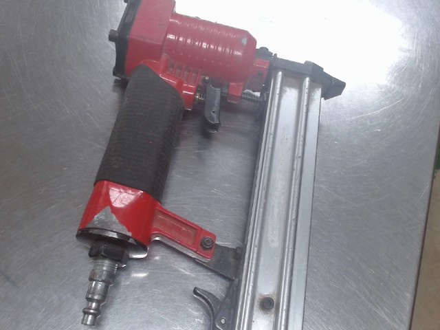 Gun a clou rouge