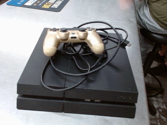 Playstation 4 avec manette et fils