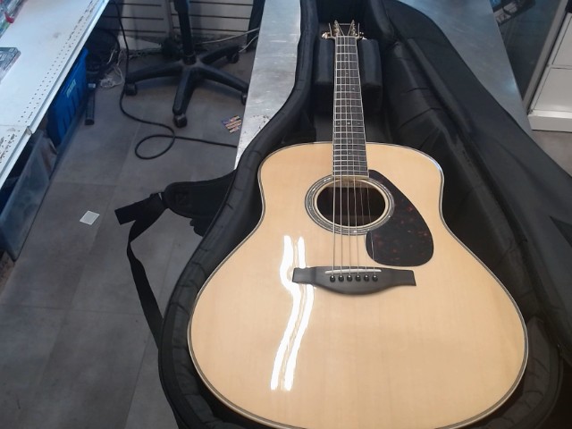 Guitare acoustique in box