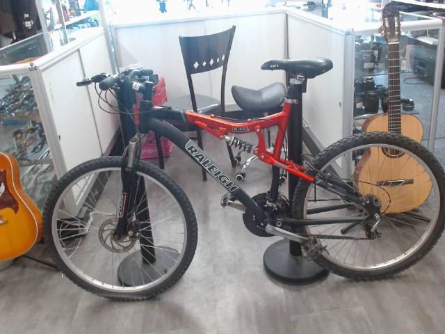 Velo de montaine raleigh rouge noir