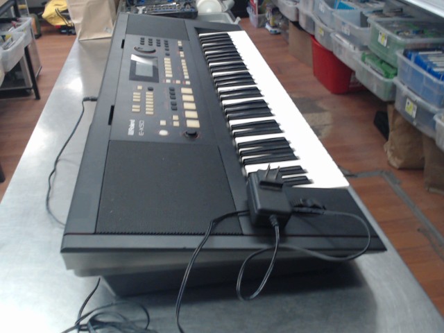 Clavier arrangeur a haut parleur