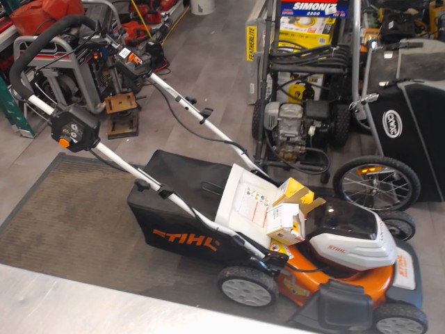 Tondeuse stihl +2batts *no charger*
