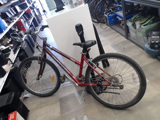 Velo de route et montagne rouge