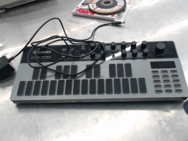 Synthetiseur analog sequencer donner b1