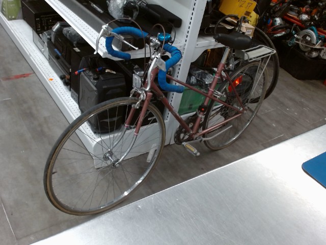 Velo de route rose avec pogner bleu