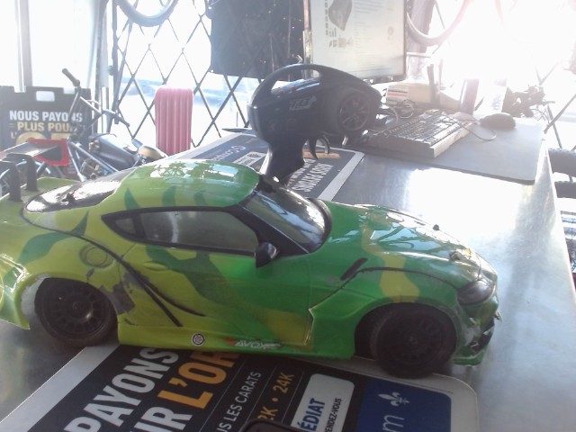 Voiture rc vert avec pile tv