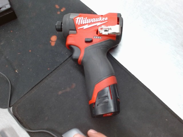 Impact driver milwaukee avec batterie 3a