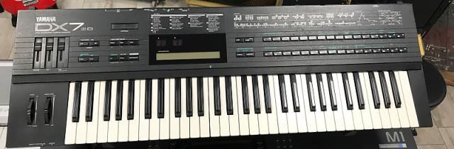 Clavier synthetiseur a effet noir