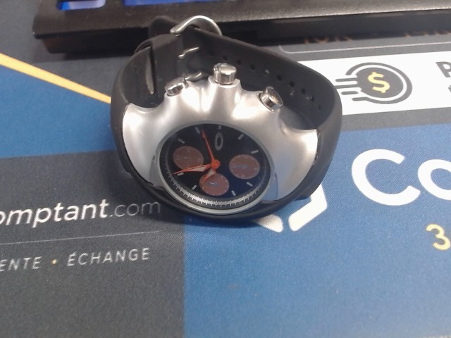 Montre homme gris et noire okley