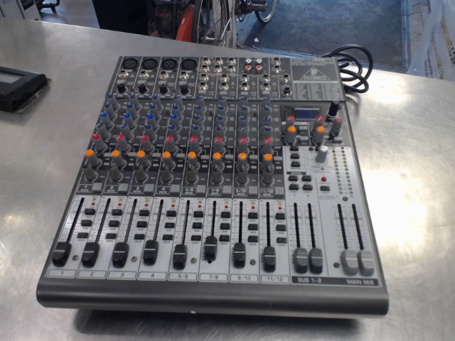 Behringer mixeur 16 entr�es 2/2