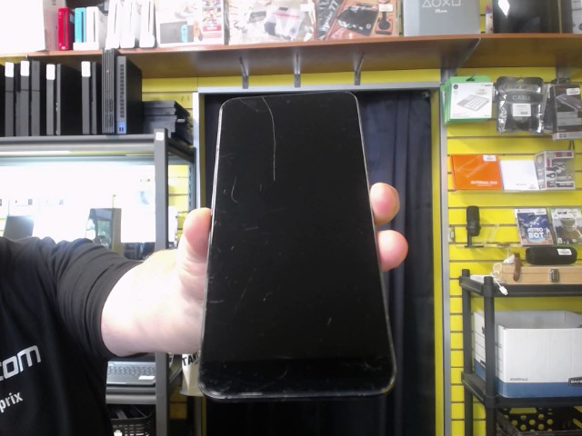 Cellulaire beaucoup de grafignes 128go