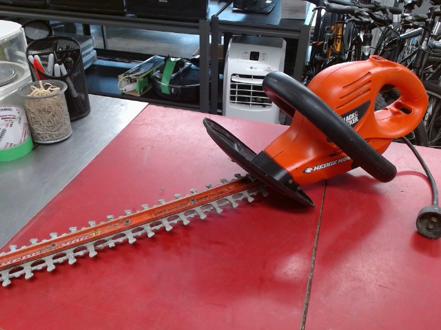 Taille-haie electrique