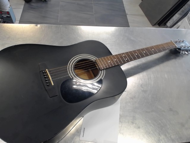 Guitare acoutique (mauvaise cond)