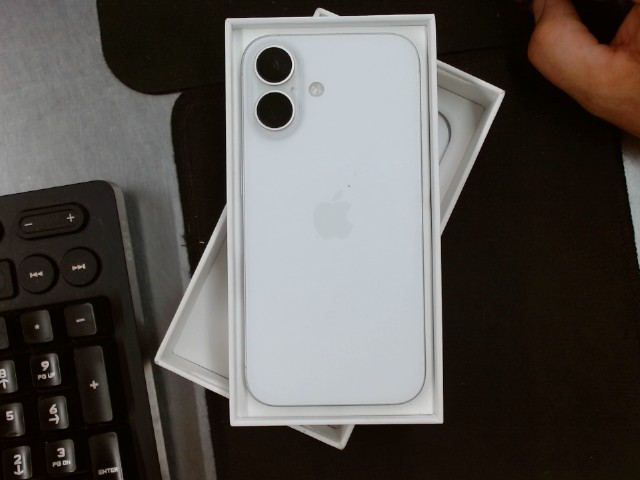 Iphone 16 dans la boite avec fils