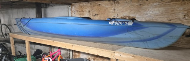 Kayak bleue en plastique