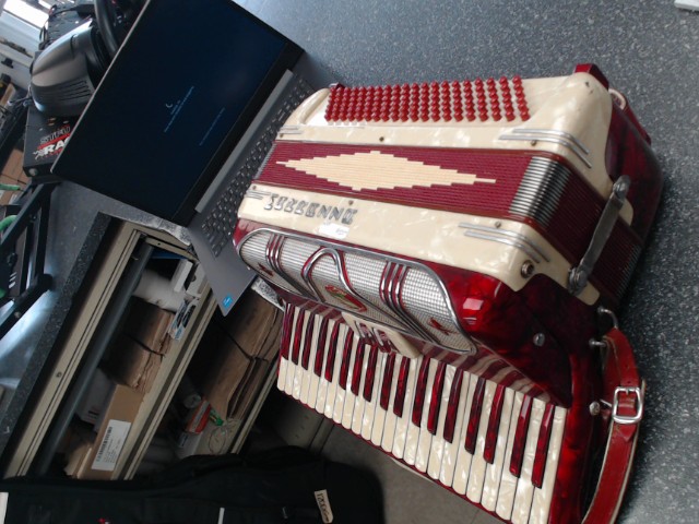 Accordeon rouge et blanc