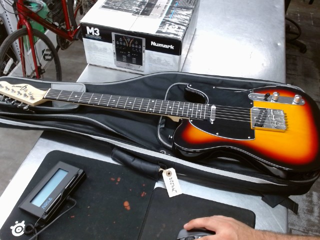 Guitare avec case mou bonne etat