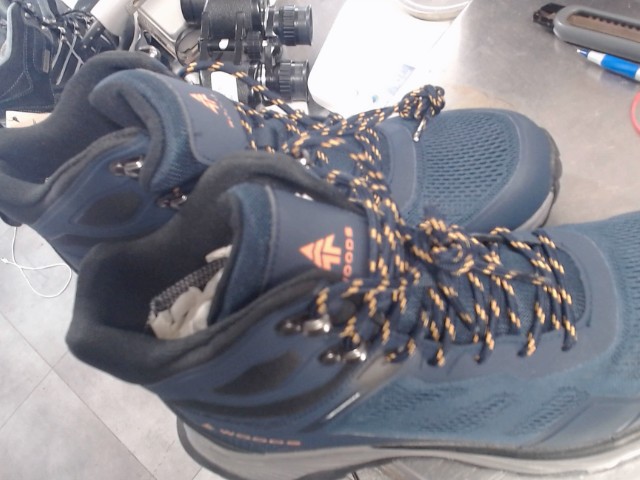 Chaussure de montagne noire
