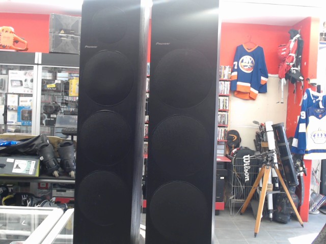 Speaker front right and left