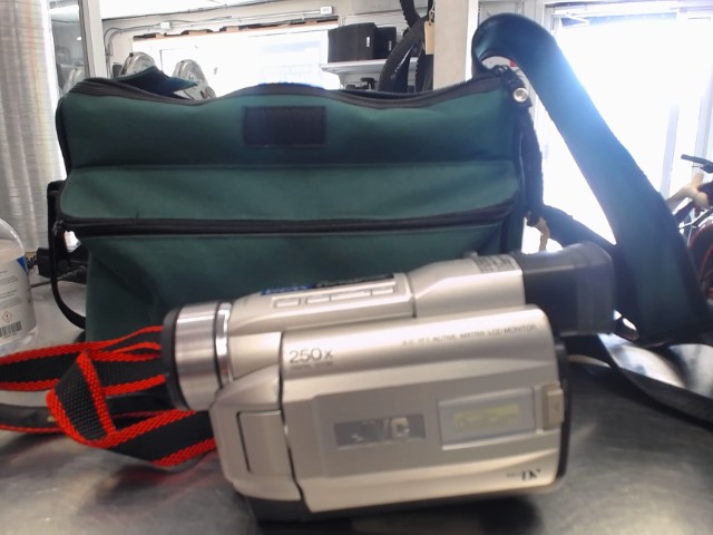 Camcorder jvc avec batt + charg ds case