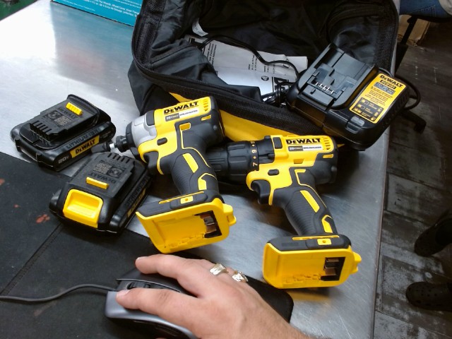 Kit de dewalt avec deux batterie et char