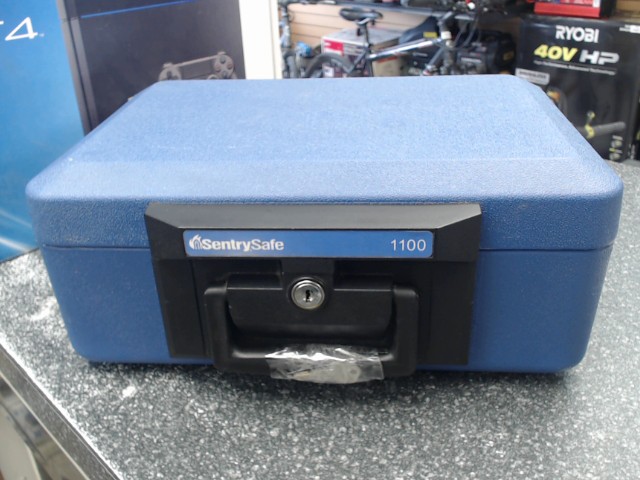 Malette/coffre fort avec cle