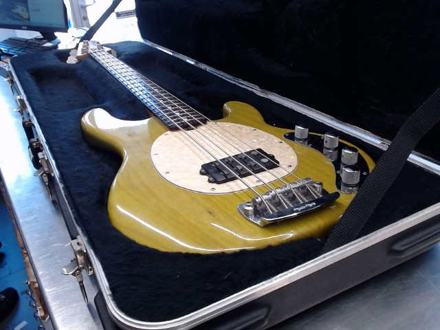 Bass stingray 4strings 1999+case
