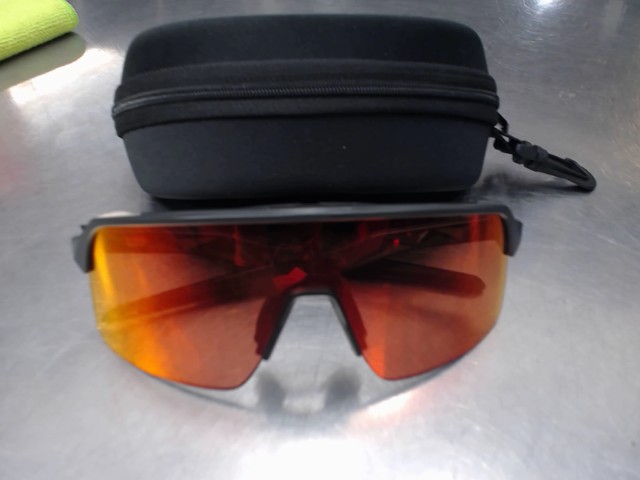 Lunette de soleil dans �tui